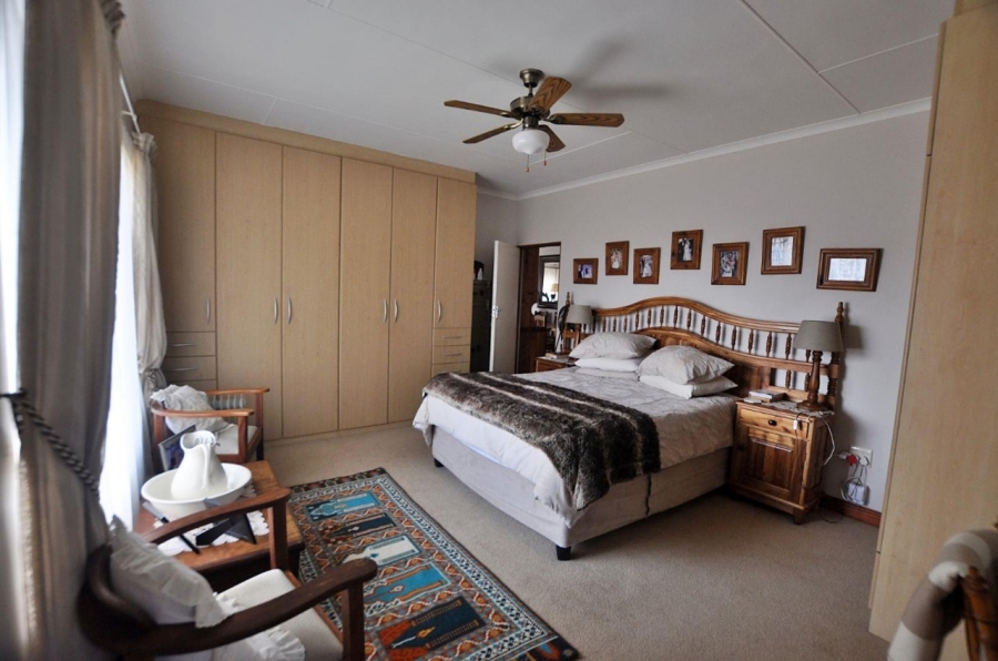 4 Bedroom Property for Sale in Fraaiuitsig Western Cape